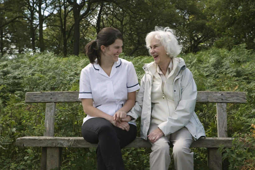 西方人,头发,两个人,病人,护士,坐,握手,笑,说,微笑,露齿笑,横图,室外,白天,正面,工作服,制服,讨论,树林,植物,椅子,欧洲,欧洲人,阴影,服装,光线,影子,长椅,木椅,二郎腿,注视,休闲装,树,树木,衣服,绿色,白色,阳光,自然,观察,看,休闲,休闲服,服饰,生长,成长,观看,安慰,察看,白衣天使,关注,病患,工作制服,交流,老年女性,年轻女性,女人,女性,白种人,患者,就医者,搀手,沟通,讲话,交谈,拉手,商讨,手搀手,手拉手,手牵手,手握手,说话,谈话,坐着,半身,彩图,工作套服