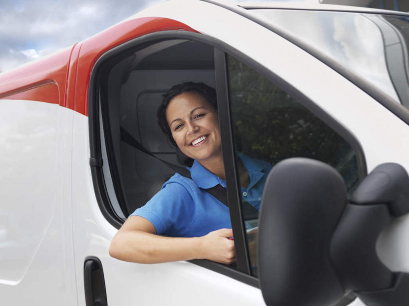 西方人,一个人,坐,笑,微笑,露齿笑,横图,室外,白天,正面,工作服,制服,安全,窗户,镜子,汽车,欧洲,欧洲人,仅一个年轻女性,仅一个女性,仅一个人,反射,带子,防护,面包车,注视,玻璃窗,车,蓝色,安全带,车窗,绳子,交通工具,观察,看,快递员,后视镜,观看,保护,绳索,镜像,察看,生命,镜面,关注,载具,保险,驾驶室,快递,速递,安全绳,光学,保全,周全,安稳,安定,侧视镜,工作制服,平安,年轻女性,女人,女性,白种人,坐着,半身,彩图,工作套服