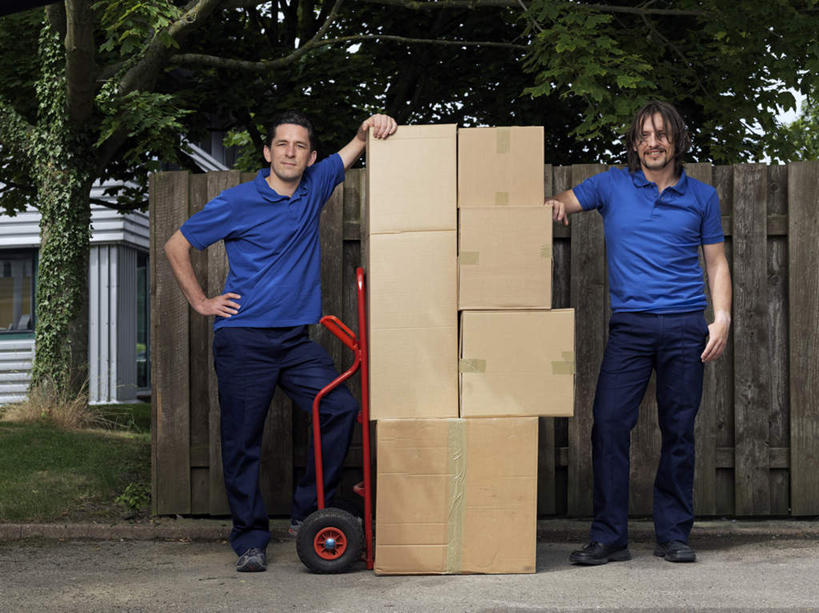 西方人,两个人,伙伴,朋友,站,笑,微笑,露齿笑,横图,室外,白天,正面,工作服,制服,友谊,合作,团队,植物,欧洲,欧洲人,一堆,许多,堆叠,堆积,包装,推车,纸箱,墙,围墙,地面,注视,手叉腰,墙壁,墙面,树,树木,蓝色,绿色,自然,容器,箱子,叉腰,扶,观察,看,站着,快递员,战略,生长,成长,观看,堆,察看,扶着,关注,纸板箱,快递,速递,包装箱,联合,合谋,工作制服,配合,协作,男人,男性,中年男性,白种人,站立,彩图,全身,工作套服