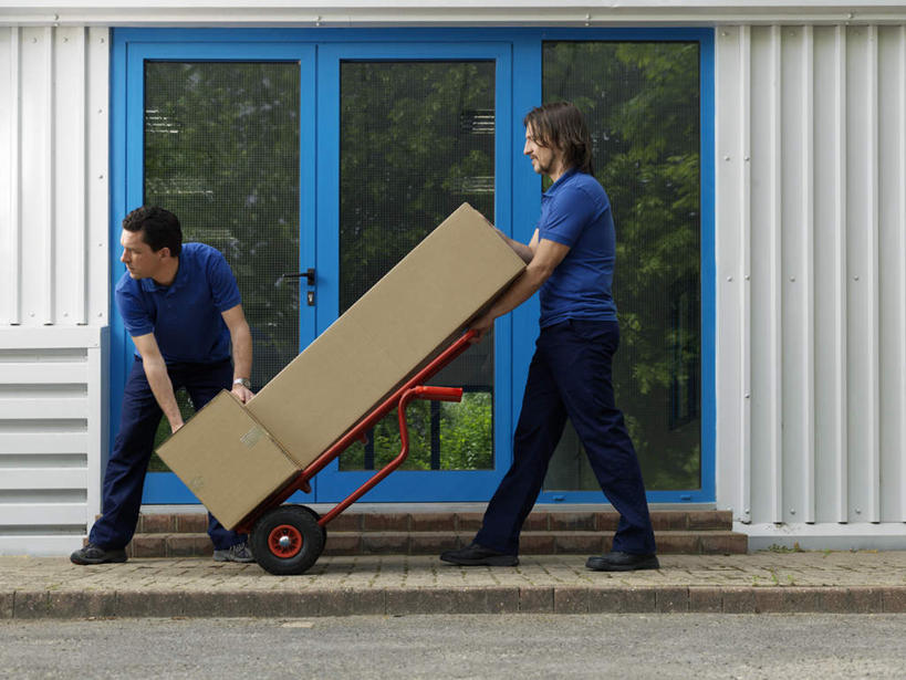 西方人,两个人,伙伴,朋友,站,走,推,横图,室外,白天,正面,工作服,制服,友谊,合作,团队,窗户,落地窗,欧洲,欧洲人,一排,弯腰,整齐,包装,推车,纸箱,墙,注视,玻璃窗,墙壁,墙面,排列,蓝色,容器,箱子,观察,看,站着,四个,快递员,战略,观看,堆,察看,队列,关注,纸板箱,快递,速递,包装箱,弯身,联合,合谋,工作制服,配合,协作,男人,男性,中年男性,白种人,步行,散步,站立,走路,彩图,全身,工作套服