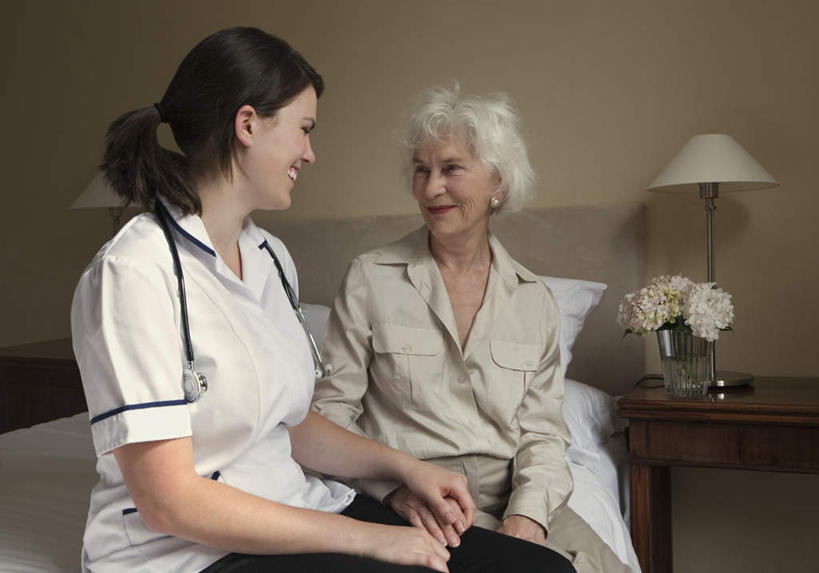 西方人,两个人,病人,护士,坐,笑,说,微笑,露齿笑,横图,室内,白天,正面,工作服,制服,讨论,床,花瓶,照明,欧洲,欧洲人,盛开,墙,灯光,床单,花蕾,注视,被子,墙壁,墙面,玻璃制品,灯,花,花瓣,花朵,鲜花,病床,玻璃瓶,瓶子,床头柜,灯具,花苞,花蕊,观察,看,观看,照亮,察看,被单,白衣天使,照明设备,关注,病患,床头灯,病号服,工作制服,疗养院,交流,老年女性,年轻女性,女人,女性,白种人,患者,就医者,沟通,讲话,交谈,商讨,说话,谈话,坐着,半身,彩图,工作套服,病患服,护理床,医疗床