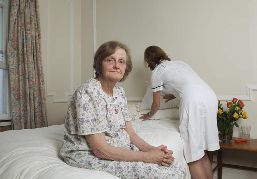 西方人,背部,两个人,病人,护士,站,坐,说,横图,室内,白天,正面,工作服,制服,讨论,窗帘,床,花瓶,欧洲,欧洲人,弯腰,装饰,盛开,墙,床单,花蕾,注视,被子,墙壁,墙面,玻璃制品,花,花瓣,花朵,鲜花,红色,帘子,病床,玻璃瓶,瓶子,床头柜,花苞,花蕊,观察,看,站着,遮阳,观看,整理,华丽,修饰,点缀,察看,被单,白衣天使,关注,病患,病号服,弯身,衬托,美观,雅致,雅观,工作制服,疗养院,交流,老年女性,女人,女性,中年女性,白种人,患者,就医者,沟通,讲话,交谈,商讨,说话,谈话,站立,坐着,半身,彩图,工作套服,病患服,护理床,医疗床