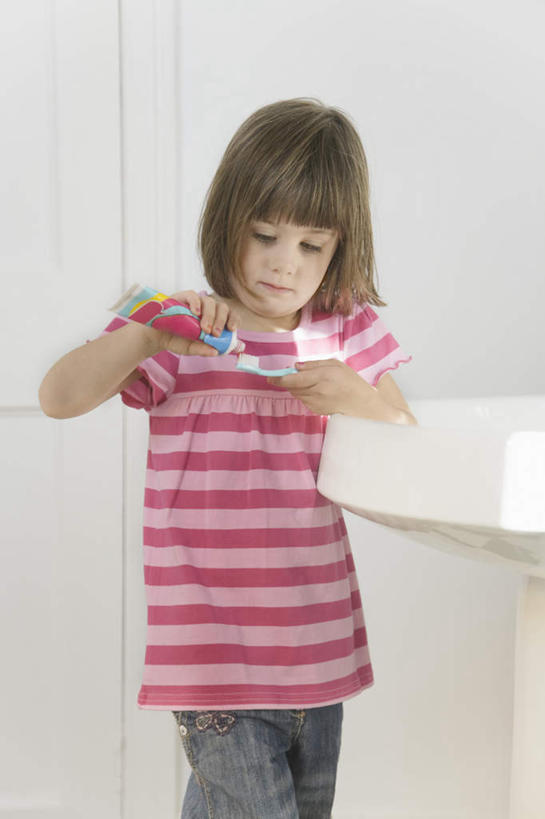 西方人,儿童,一个人,站,竖图,室内,白天,正面,纯洁,卫生间,浴室,欧洲,欧洲人,仅一个女性,仅一个人,握,条纹,服装,水槽,牙膏,牙刷,墙,拿,拿着,注视,休闲装,水斗,墙壁,墙面,小孩,衣服,红色,日用品,观察,看,清洁,站着,仅一个小孩,休闲,休闲服,可爱,童年,童趣,握着,服饰,洗漱用品,观看,察看,关注,童真,烂漫,无邪,天真,女孩,女人,女性,白种人,孩子,淋浴房,站立,半身,彩图,冲凉房,沐浴间,沐浴室,女生