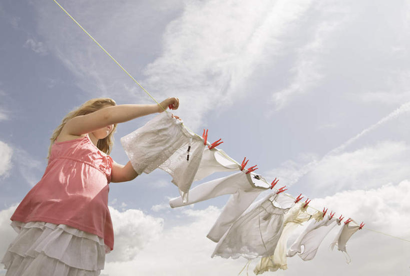 西方人,儿童,一个人,站,横图,室外,白天,仰视,纯洁,欧洲,欧洲人,仅一个女性,仅一个人,许多,吊挂,晾晒,握,悬挂,阴影,服装,光线,影子,塑料,云,云朵,挂,拿,云彩,拿着,小孩,衣服,红色,蓝色,白云,蓝天,天空,阳光,夹子,晾衣绳,绳子,塑料制品,天,站着,仅一个小孩,橙色,可爱,童年,童趣,握着,服饰,晴朗,整理,衣着,穿着,童真,衣夹,烂漫,无邪,衣饰,天真,女孩,女人,女性,白种人,孩子,晴空,站立,半身,彩图,低角度拍摄,女生