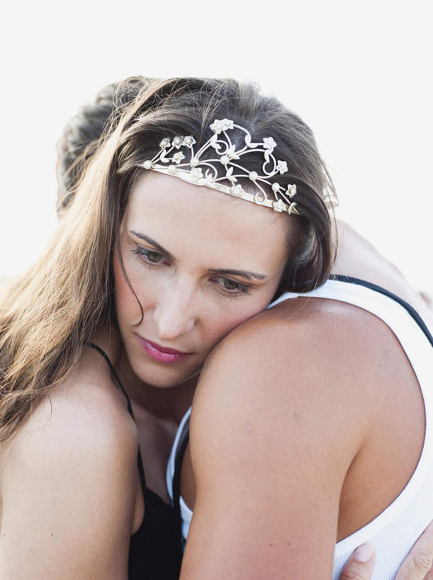 西方人,脸,头,脸颊,两个人,夫妻,站,抱,竖图,室外,特写,白天,侧面,爱情,皇冠,吊带,欧洲,欧洲人,阴影,服装,光线,背心,影子,浪漫,注视,吊带衫,肩膀,衣服,白色,黑色,天空,阳光,天,观察,看,站着,恩爱,恋人,服饰,抱着,观看,权威,察看,搂着,衣着,穿着,高贵,关注,权力,统治,衣饰,男人,男性,年轻男性,年轻女性,女人,女性,白种人,头部,脸部,脸蛋,面部,夫妇,情侣,王冠,搂,搂抱,站立,半身,彩图,伴侣