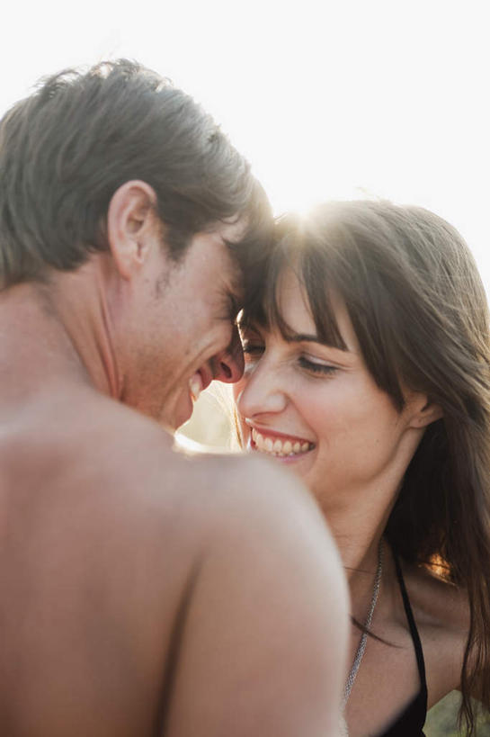 西方人,背部,两个人,夫妻,站,抱,笑,吻,微笑,露齿笑,竖图,室外,白天,正面,爱情,吊带,欧洲,欧洲人,阴影,服装,光线,影子,浪漫,注视,吊带衫,裸露,相视,衣服,黑色,天空,阳光,天,观察,看,站着,面对面,恩爱,恋人,服饰,抱着,观看,对视,察看,互视,搂着,衣着,穿着,关注,裸,相对,相看,衣饰,男人,男性,年轻男性,年轻女性,女人,女性,白种人,夫妇,情侣,搂,搂抱,亲,亲吻,站立,半身,彩图,眩光,伴侣