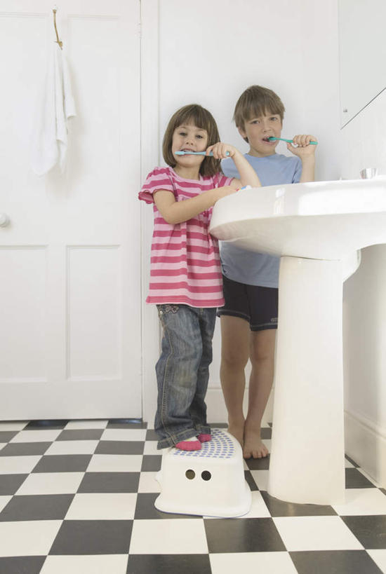 西方人,儿童,两个人,家庭,兄弟,姐妹,站,竖图,室内,白天,正面,纯洁,镜子,门,卫生间,浴室,欧洲,欧洲人,握,条纹,服装,瓷砖,地砖,方格,格子,水槽,水龙头,牙膏,牙刷,墙,地面,拿,拿着,注视,休闲装,水斗,刷牙,开关,墙壁,墙面,小孩,衣服,蓝色,门框,日用品,打开,观察,看,清洁,站着,休闲,温暖,温馨,一家人,休闲服,可爱,童年,童趣,握着,服饰,洗漱用品,观看,阀门,镜像,和睦,察看,卫生,开启,镜面,关注,童真,烂漫,无邪,水咀,天真,男孩,男人,男性,女孩,女人,女性,白种人,淋浴房,站立,彩图,全身,冲凉房,沐浴间,沐浴室,融洽,男生,女生