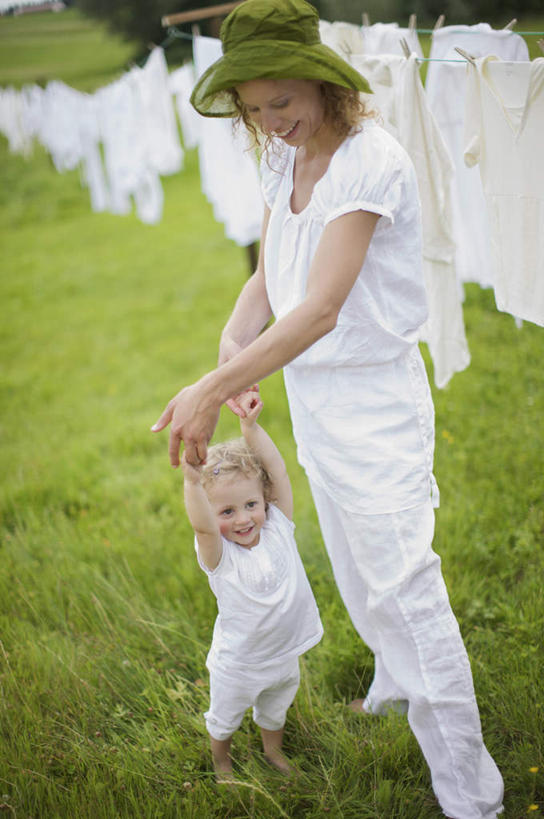 西方人,婴儿,儿童,中年人,两个人,家庭,母亲,站,握手,笑,微笑,竖图,俯视,室外,白天,婴儿服装,纯洁,草地,草坪,植物,帽子,欧洲,欧洲人,许多,吊挂,晾晒,悬挂,服装,挂,注视,草,小孩,衣服,绿色,白色,晾衣绳,绳子,遮阳帽,观察,看,站着,温暖,温馨,一家人,可爱,母爱,童年,童趣,服饰,活泼,观看,和睦,察看,衣着,穿着,关注,宝宝,童真,纯真,烂漫,无邪,母婴,衣饰,伶俐,天真,女人,女性,中年女性,白种人,孩子,搀手,拉手,手搀手,手拉手,手牵手,手握手,站立,彩图,高角度拍摄,全身,婴儿服,融洽