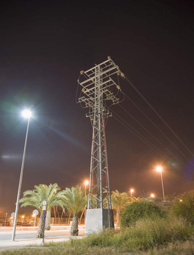 无人,竖图,室外,夜晚,仰视,度假,草地,草坪,美景,植物,城市风光,城市,路灯,棕榈树,叶子,照明,朦胧,模糊,电力,钢材,电缆,电线,支架,景观,灯光,绿叶,娱乐,电塔,灯,草,树,树木,绿色,天空,自然,天,享受,休闲,嫩叶,景色,放松,生长,能源,成长,支撑,照亮,资源,照明设备,供电设备,棕榈叶,高压电塔,高压输电线,高压电线塔,高压塔,叶,叶片,彩图,低角度拍摄