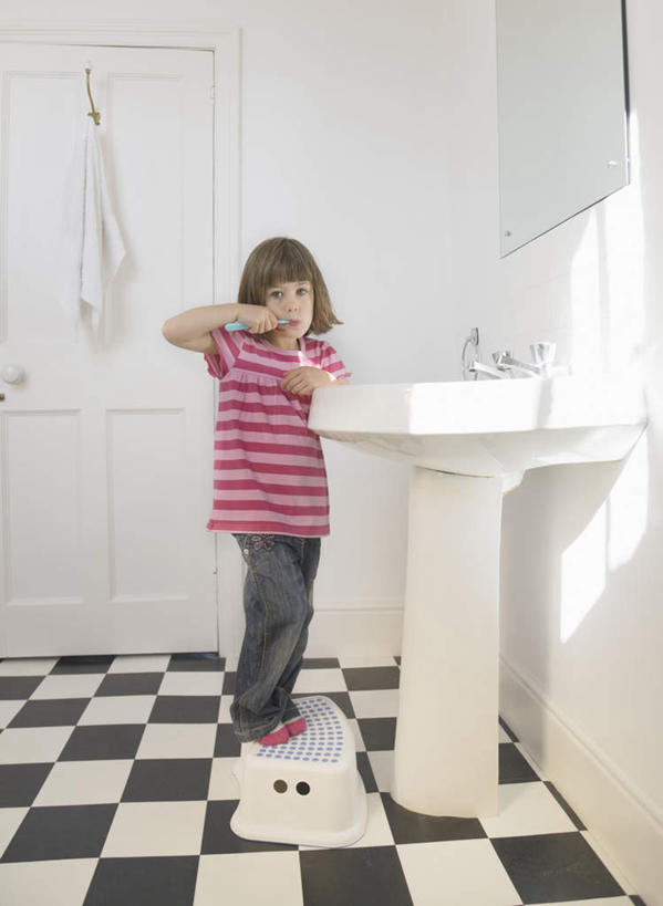 西方人,儿童,一个人,站,竖图,室内,白天,正面,纯洁,镜子,门,卫生间,浴室,欧洲,欧洲人,仅一个女性,仅一个人,握,条纹,服装,瓷砖,地砖,方格,格子,水槽,水龙头,牙膏,牙刷,墙,地面,拿,拿着,注视,休闲装,水斗,刷牙,开关,墙壁,墙面,小孩,衣服,粉色,门框,日用品,打开,观察,看,清洁,站着,仅一个小孩,休闲,休闲服,可爱,童年,童趣,握着,服饰,洗漱用品,观看,阀门,镜像,察看,卫生,开启,镜面,关注,童真,烂漫,无邪,水咀,天真,女孩,女人,女性,白种人,孩子,淋浴房,站立,彩图,全身,冲凉房,沐浴间,沐浴室,女生