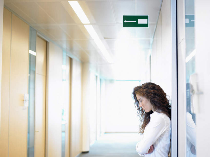 西方人,一个人,商务人士,商务女性,办公室,站,双手交叉,横图,室内,白天,侧面,衬衫,门,天花板,指示牌,欧洲,欧洲人,仅一个年轻女性,仅一个女性,仅一个人,套装,标志,文字,墙,走道,走廊,过道,棕色,地面,注视,标识,墙壁,墙面,绿色,白色,门框,低头,观察,看,靠,靠着,站着,观看,察看,双手抱胸,关注,商务装,工薪阶层,年轻女性,女人,女性,白种人,长发,卷发,白领,上班族,站立,半身,彩图,衬衣