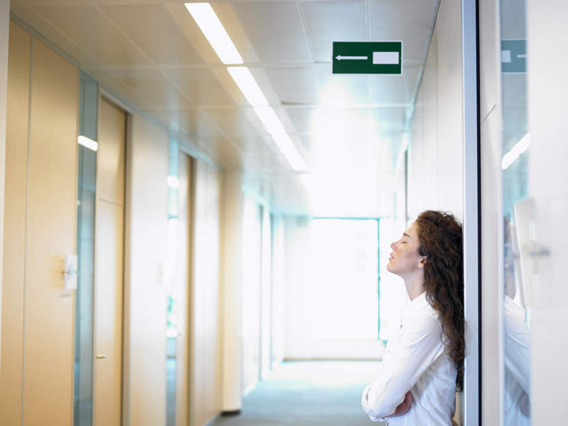 西方人,一个人,商务人士,商务女性,办公室,站,双手交叉,横图,室内,白天,侧面,衬衫,门,天花板,指示牌,欧洲,欧洲人,仅一个年轻女性,仅一个女性,仅一个人,套装,标志,文字,墙,走道,走廊,过道,棕色,地面,注视,标识,墙壁,墙面,绿色,白色,门框,观察,看,靠,靠着,站着,观看,察看,双手抱胸,关注,商务装,工薪阶层,年轻女性,女人,女性,白种人,长发,卷发,白领,上班族,站立,半身,彩图,衬衣