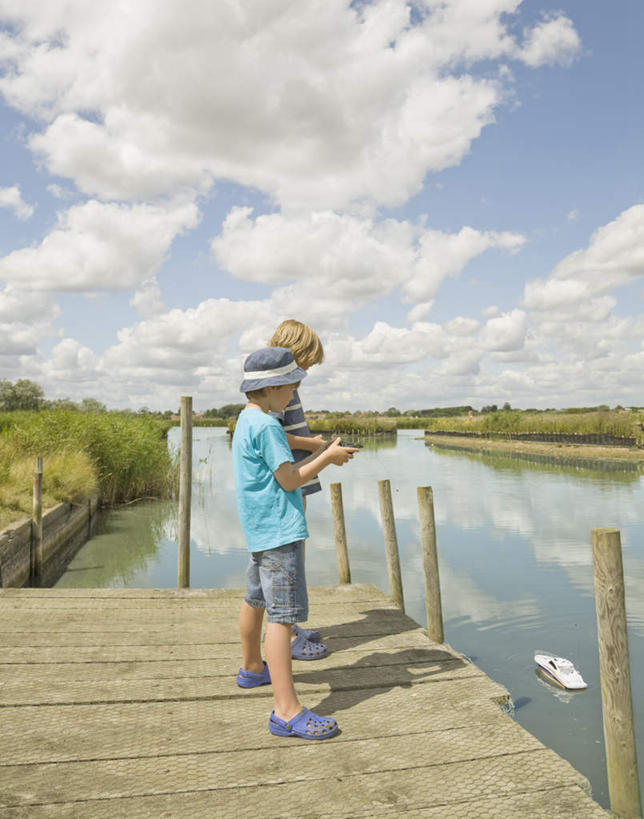 西方人,儿童,两个人,家庭,兄弟,码头,站,竖图,俯视,室外,白天,纯洁,草地,草坪,河流,水,植物,港口,轮船,船,欧洲,欧洲人,握,阴影,条纹,服装,光线,木板,影子,柱子,河水,水流,云,云朵,桥,木桥,拿,云彩,拿着,注视,休闲装,栈桥,草,小孩,衣服,蓝色,绿色,白云,倒影,蓝天,天空,阳光,模型,遥控器,交通工具,天,观察,看,站着,休闲,温暖,温馨,一家人,休闲服,可爱,童年,童趣,握着,服饰,晴朗,观看,人行桥,木板桥,和睦,察看,倒映,关注,载具,缆绳,童真,烂漫,无邪,系船柱,缆绳桩,缆绳柱,系缆桩,反照,天真,男孩,男人,男性,白种人,晴空,站立,彩图,高角度拍摄,全身,摆渡口,埠头,渡口,渡头,港湾,海港,货运码头,口岸,商港,融洽,男生