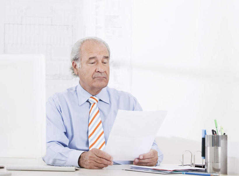 西方人,头发,一个人,商务人士,商务男性,办公室,坐,横图,室内,白天,正面,衬衫,电脑,显示器,鼠标,键盘,桌面,桌子,笔筒,欧洲,欧洲人,仅一个男性,仅一个人,握,套装,网络,材料,档案,文件,纸,办公桌,墙,领带,拿,拿着,注视,输入设备,通讯设备,墙壁,墙面,白色,容器,手稿,资料,观察,看,仅一个老年男性,器皿,台式电脑,握着,观看,储藏,证明,察看,象征,庄重,储存,关注,文档,通信设备,商务装,身份,工薪阶层,输出设备,正式,地位,插笔器具,文房用具,老年男性,男人,男性,白种人,白领,上班族,坐着,半身,彩图,衬衣,贮存