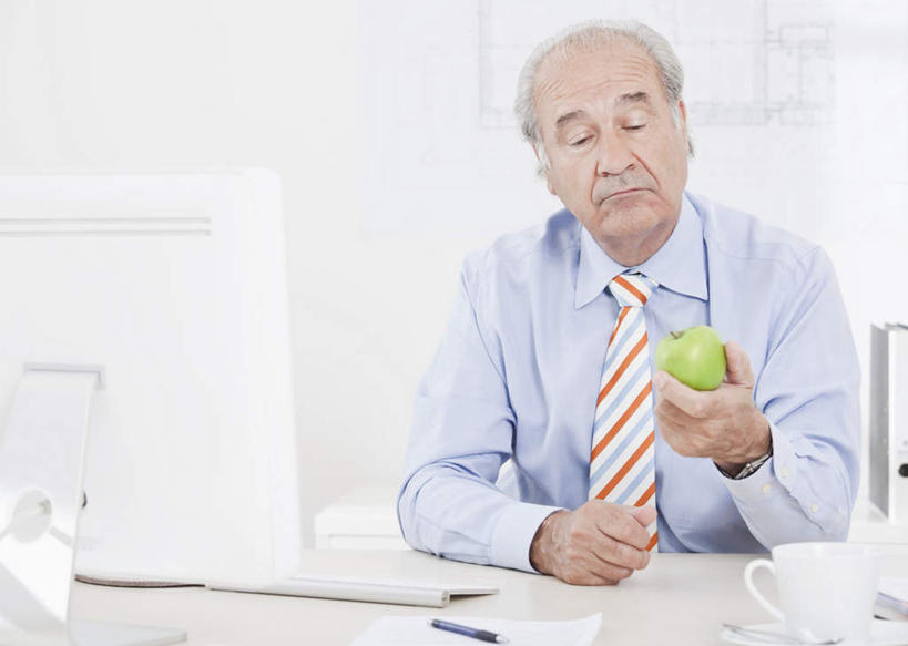 咖啡,西方人,一个人,商务人士,商务男性,办公室,坐,横图,室内,白天,正面,衬衫,幸福,电脑,显示器,鼠标,键盘,桌面,桌子,苹果,杯子,水果,欧洲,欧洲人,仅一个男性,仅一个人,握,套装,新鲜,网络,笔,材料,瓷器,档案,文件,纸,办公桌,墙,生食,食品,果实,办公用品,咖啡杯,领带,陶瓷制品,拿,拿着,注视,娱乐,输入设备,通讯设备,墙壁,墙面,文具,食物,饮料,一个,绿色,手稿,学习用品,资料,观察,看,仅一个老年男性,享受,休闲,温馨,台式电脑,放松,乐趣,握着,有机食品,绿色食品,单个,观看,文具用品,证明,察看,提神,舒适,象征,庄重,关注,文档,瓷杯,醒脑,通信设备,商务装,身份,工薪阶层,输出设备,软饮料,正式,地位,老年男性,男人,男性,白种人,白领,上班族,坐着,半身,彩图,衬衣