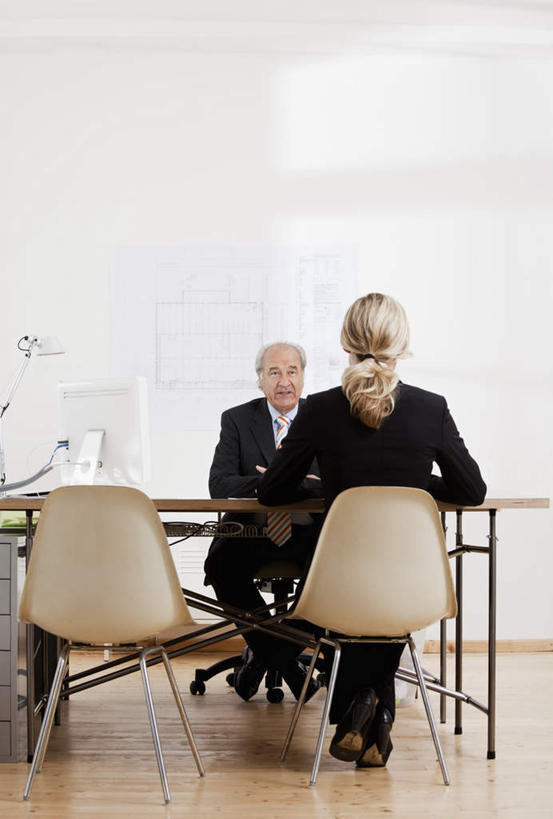 西方人,背部,两个人,伙伴,朋友,商务人士,商务男性,商务女性,办公室,会议室,坐,说,竖图,室内,白天,正面,衬衫,讨论,友谊,合作,团队,电脑,显示器,鼠标,键盘,台灯,桌子,椅子,照明,欧洲,欧洲人,套装,开会,会议,网络,笔,办公桌,墙,灯光,办公用品,注视,输入设备,通讯设备,相视,墙壁,墙面,灯,文具,会议椅,学习用品,灯具,观察,看,面对面,台式电脑,战略,观看,对视,办公椅,文具用品,照亮,察看,互视,照明设备,关注,通信设备,相对,商务装,工薪阶层,输出设备,相看,联合,合谋,商务椅,培训椅,交流,配合,协作,老年男性,年轻女性,女人,女性,白种人,白领,上班族,沟通,讲话,交谈,商讨,说话,谈话,坐着,彩图,全身,衬衣