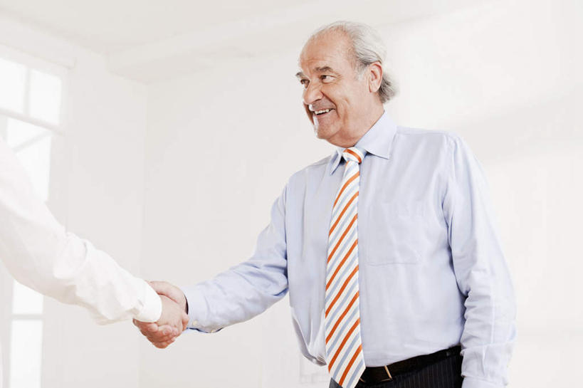 西方人,两个人,伙伴,朋友,商务人士,商务男性,办公室,站,握手,笑,微笑,露齿笑,横图,室内,白天,仰视,衬衫,友谊,合作,团队,窗户,欧洲,欧洲人,条纹,套装,墙,领带,注视,玻璃窗,墙壁,墙面,观察,看,站着,战略,观看,察看,象征,庄重,关注,商务装,身份,工薪阶层,联合,合谋,正式,地位,配合,协作,老年男性,男人,男性,中年男性,白种人,白领,上班族,搀手,拉手,手搀手,手拉手,手牵手,手握手,站立,半身,彩图,低角度拍摄,衬衣