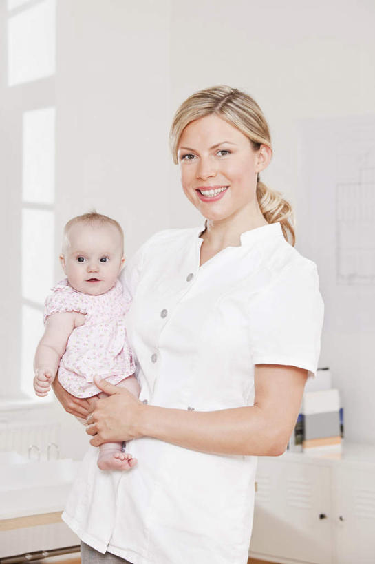 西方人,婴儿,儿童,头发,两个人,护士,医院,站,抱,笑,微笑,露齿笑,竖图,室内,白天,正面,工作服,婴儿服装,制服,纯洁,窗户,床,欧洲,欧洲人,墙,床单,注视,被子,玻璃窗,墙壁,墙面,小孩,病床,观察,看,站着,金色,可爱,活泼,抱着,观看,察看,被单,搂着,白衣天使,病房,关注,宝宝,纯真,烂漫,无邪,医疗机构,工作制服,伶俐,天真,年轻女性,女人,女性,白种人,孩子,搂,搂抱,站立,半身,彩图,工作套服,婴儿服,病院,诊所,护理床,医疗床