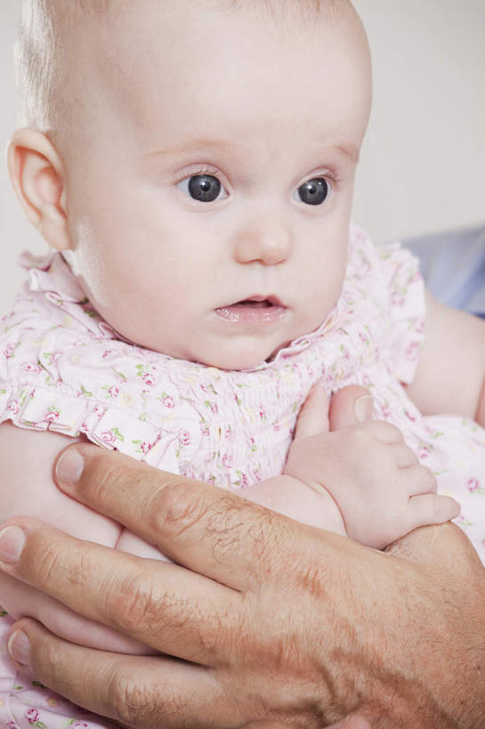 西方人,婴儿,儿童,老年人,脸,头,脸颊,手,两个人,家庭,夫妻,祖母,祖父,站,抱,竖图,室内,特写,白天,正面,婴儿服装,爱情,纯洁,欧洲,欧洲人,握,花纹,图案,墙,浪漫,拿,拿着,注视,墙壁,墙面,小孩,观察,看,站着,温暖,温馨,一家人,手部,恩爱,可爱,握着,恋人,活泼,奶奶,爷爷,抱着,观看,祖孙,和睦,察看,搂着,关注,宝宝,纯真,烂漫,无邪,外婆,外祖母,外公,外祖父,外孙,外孙子,伶俐,天真,老年男性,老年女性,男人,男性,女人,女性,白种人,孩子,头部,脸部,脸蛋,面部,夫妇,情侣,孙子,搂,搂抱,站立,半身,彩图,婴儿服,伴侣,融洽