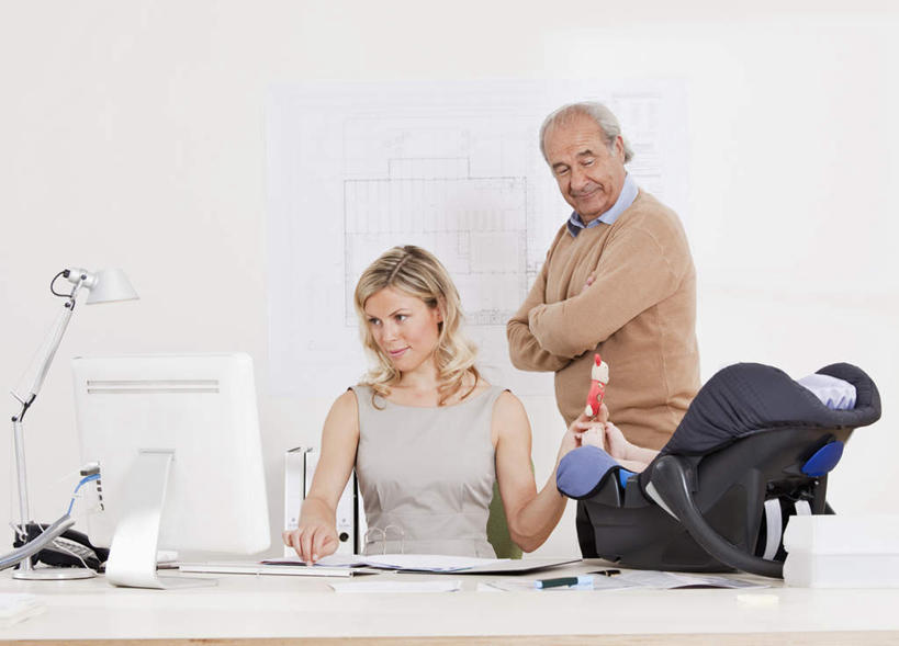 西方人,婴儿,儿童,三个人,家庭,母亲,商务人士,商务女性,办公室,站,坐,笑,双手交叉,微笑,横图,室内,白天,正面,游戏,纯洁,电脑,显示器,鼠标,键盘,台灯,桌面,桌子,玩具,椅子,照明,欧洲,欧洲人,敲打,套装,网络,材料,档案,篮子,图纸,文件,纸,办公桌,墙,灯光,设计图,玩,注视,娱乐,输入,输入设备,通讯设备,墙壁,墙面,灯,小孩,会议椅,手稿,资料,灯具,打字,观察,看,站着,休闲,温暖,温馨,一家人,台式电脑,可爱,母爱,童年,童趣,益智,活泼,观看,活动,点击,老板,敲击,办公椅,证明,照亮,和睦,察看,便利,双手抱胸,照明设备,存放,发泄,关注,消遣,智力,载具,宝宝,文档,通信设备,商务装,工程图,草图,蓝图,工薪阶层,童真,输出设备,纯真,烂漫,无邪,快捷,宣泄,商务椅,培训椅,方便,母婴,寄存,寄放,暂存,伶俐,天真,按键,老年男性,男人,男性,年轻女性,女人,女性,白种人,孩子,年轻人,白领,上班族,设计,玩耍,嬉戏,站立,坐着,半身,彩图,婴儿篮,融洽