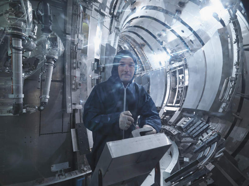 西方人,一个人,科学家,站,横图,室内,白天,正面,工作服,制服,安全,零件,电路,金属制品,照明,欧洲,欧洲人,仅一个男性,仅一个人,仅一个中年男性,关闭,敲打,阴影,光线,金属,影子,柱子,墙,灯光,防护,注视,输入,顶灯,开关,墙壁,墙面,灯,蓝色,灰色,按钮,手套,灯具,打开,打字,观察,看,站着,发电厂,发电站,观看,保护,点击,敲击,照亮,核电站,核能,察看,开启,科研人员,照明设备,关注,保险,研究者,科学研究者,保全,周全,安稳,安定,防护手套,闭合,工作制服,核电厂,平安,按键,男人,男性,中年男性,白种人,科学工作者,站立,半身,彩图,工作套服