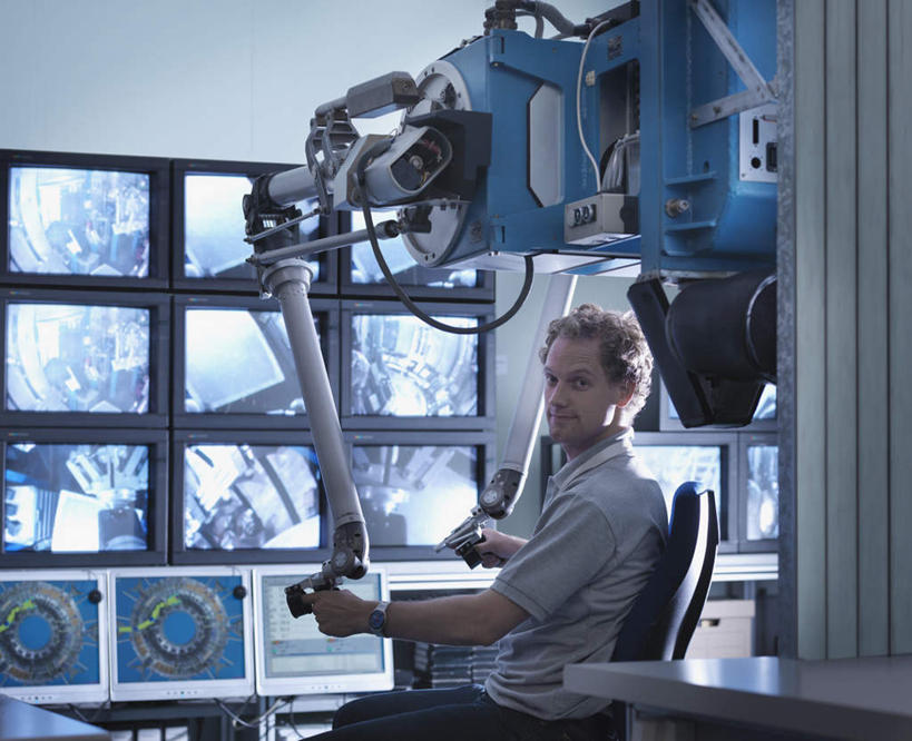 西方人,一个人,科学家,坐,举,横图,室内,白天,侧面,工作服,制服,机器,显示器,鼠标,键盘,摆设,椅子,欧洲,欧洲人,仅一个男性,仅一个人,一排,握,阴影,整齐,并列,并排,反射,网络,屏幕,影子,墙,拿,拿着,扭头,注视,设备,输入设备,通讯设备,显示屏,墙壁,墙面,排列,仅一个年轻男性,灰色,观察,看,托,转头,机械,台式电脑,发电厂,发电站,握着,观看,核电站,核能,察看,调查,科研人员,队列,关注,通信设备,研究者,监视器,装备,平行,监控,输出设备,考察,监控设备,科学研究者,工作制服,观测,视察,监控设置,监控装备,设置,核电厂,男人,男性,年轻男性,白种人,科学工作者,举起,举手,举着,向上举,向上伸,向上托,坐着,半身,彩图,工作套服