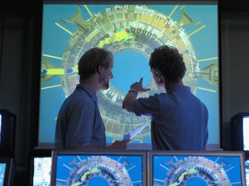 西方人,两个人,同事,科学家,站,横图,室内,白天,仰视,工作服,制服,成功,合作,团队,集体,信心,显示器,鼠标,键盘,欧洲,欧洲人,指,网络,屏幕,注视,指点,输入设备,通讯设备,显示屏,队伍,灰色,观察,看,站着,台式电脑,发电厂,发电站,观看,核电站,核能,察看,领导,指向,调查,科研人员,成就,关注,通信设备,研究者,监视器,监控,合伙,领袖,输出设备,考察,监控设备,科学研究者,工作制服,观测,视察,监控设置,监控装备,核电厂,男人,男性,年轻男性,白种人,科学工作者,站立,半身,彩图,低角度拍摄,工作套服