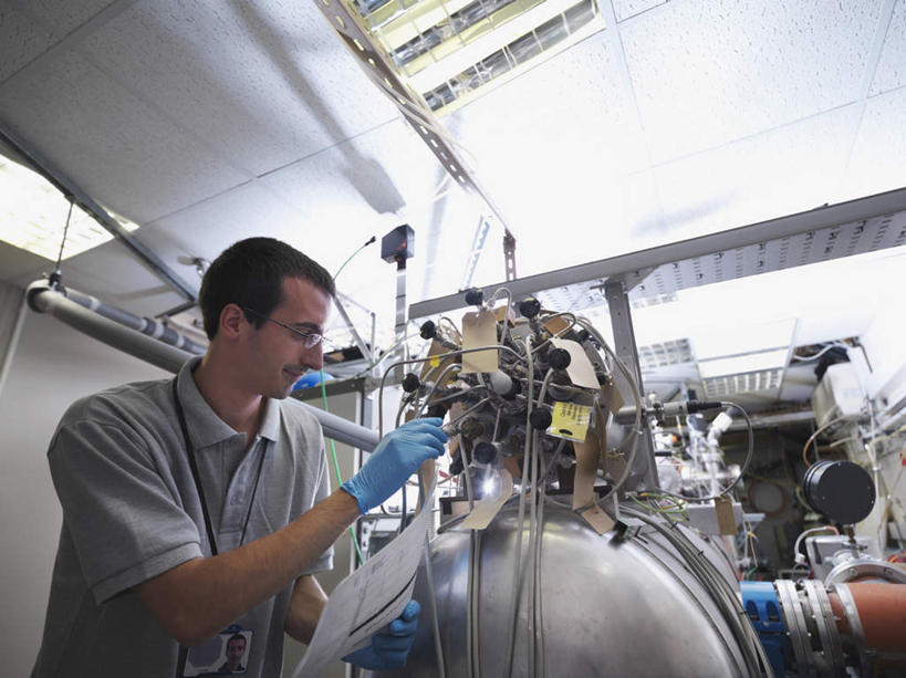 西方人,一个人,科学家,站,举,横图,室内,白天,仰视,工作服,制服,安全,机器,摆设,欧洲,欧洲人,仅一个男性,仅一个人,握,阴影,反射,眼镜,影子,墙,防护,拿,拿着,注视,设备,标识,吊牌,墙壁,墙面,仅一个年轻男性,蓝色,灰色,手套,胸牌,观察,看,托,站着,机械,发电厂,发电站,握着,观看,保护,核电站,核能,察看,徽章,科研人员,关注,保险,研究者,身份,装备,近视眼镜,胸章,胸卡,科学研究者,保全,周全,安稳,安定,防护手套,编号牌,雕刻牌,工号牌,胸号牌,胸徽,员工牌,工作制服,设置,核电厂,平安,男人,男性,年轻男性,白种人,科学工作者,举起,举手,举着,向上举,向上伸,向上托,站立,半身,彩图,低角度拍摄,工作套服