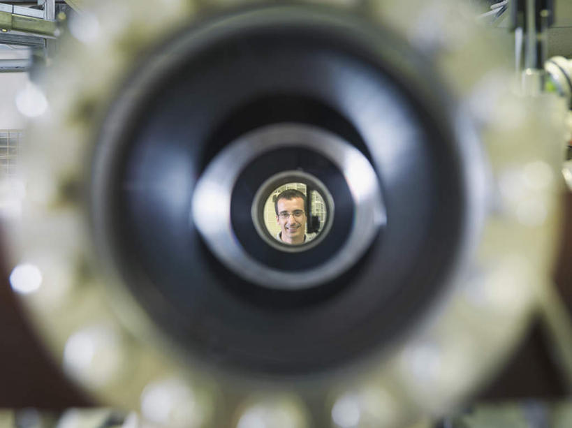 西方人,一个人,科学家,笑,微笑,露齿笑,横图,室内,白天,正面,机器,零件,摆设,金属制品,欧洲,欧洲人,仅一个男性,仅一个人,朦胧,模糊,金属,注视,设备,仅一个年轻男性,观察,看,机械,发电厂,发电站,观看,核电站,核能,察看,科研人员,关注,研究者,装备,科学研究者,设置,核电厂,男人,男性,年轻男性,白种人,科学工作者,半身,彩图