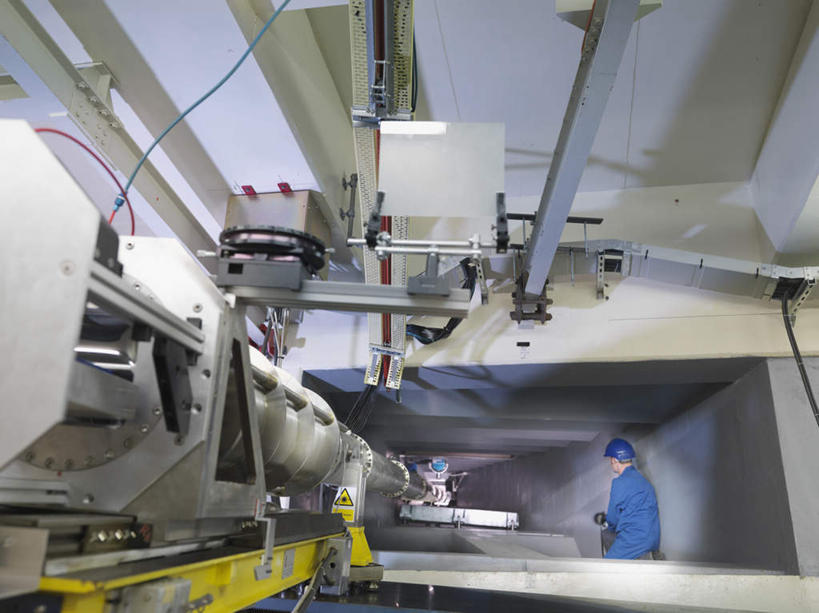 西方人,一个人,科学家,坐,横图,室内,白天,仰视,工作服,制服,机器,摆设,帽子,欧洲,欧洲人,仅一个男性,仅一个人,阴影,反射,头盔,影子,墙,注视,设备,墙壁,墙面,仅一个年轻男性,蓝色,安全帽,观察,看,机械,发电厂,发电站,观看,核电站,核能,察看,科研人员,关注,研究者,装备,科学研究者,工作制服,设置,核电厂,男人,男性,年轻男性,白种人,科学工作者,坐着,半身,彩图,低角度拍摄,工作套服