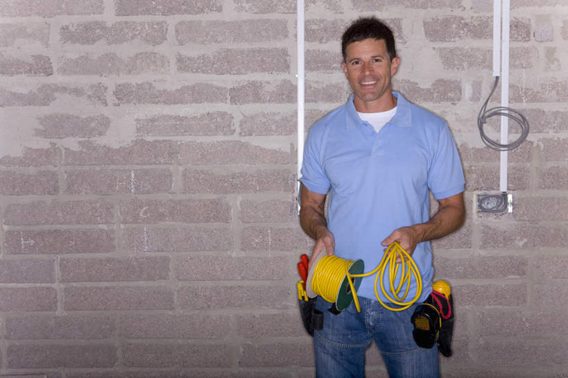 西方人,一个人,建筑工人,站,笑,微笑,露齿笑,横图,室内,白天,正面,欧洲,欧洲人,仅一个男性,仅一个人,仅一个中年男性,握,服装,电力,电线,管子,线,墙,电能,拿,线路,拿着,注视,休闲装,管道,墙壁,墙面,工人,一个,衣服,蓝色,观察,看,站着,休闲,休闲服,握着,服饰,单个,观看,电钻,电,电源,电源线,察看,关注,能量,水泥管,手电钻,电动工具,男人,男性,中年男性,白种人,建筑工,站立,半身,彩图