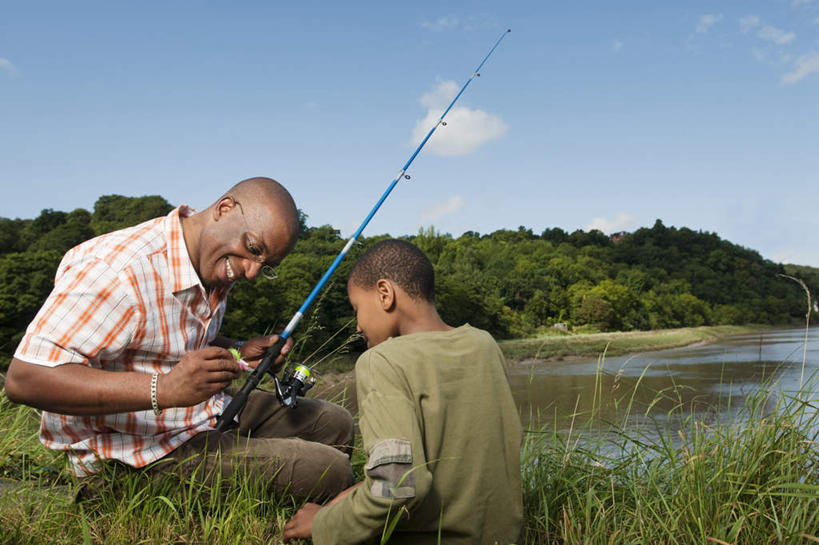 西方人,儿童,中年人,两个人,家庭,父亲,儿子,坐,笑,微笑,露齿笑,横图,室外,白天,衬衫,纯洁,草地,草坪,河流,水,植物,钓鱼竿,欧洲,非洲,黑人,欧洲人,握,阴影,服装,光线,影子,河水,水流,云,云朵,拿,云彩,拿着,注视,休闲装,草,树,树木,小孩,背面,衣服,蓝色,绿色,白云,蓝天,天空,阳光,自然,天,观察,看,休闲,温暖,温馨,父子,一家人,休闲服,父爱,可爱,童年,童趣,握着,服饰,生长,晴朗,成长,观看,渔具,和睦,察看,关注,童真,烂漫,无邪,天真,男孩,男人,男性,中年男性,非洲人,孩子,钓竿,鱼竿,晴空,坐着,半身,彩图,衬衣,钓鱼,融洽,男生