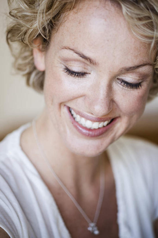 西方人,脸,头,脸颊,一个人,坐,笑,微笑,露齿笑,竖图,室内,特写,白天,正面,T恤衫,项链,欧洲,欧洲人,仅一个女性,仅一个人,服装,T恤,注视,休闲装,装饰品,衣服,白色,饰品,首饰,观察,看,仅一个中年女性,休闲,休闲服,金色,服饰,观看,察看,关注,女人,女性,中年女性,白种人,头部,卷发,脸部,脸蛋,面部,坐着,半身,彩图,短发