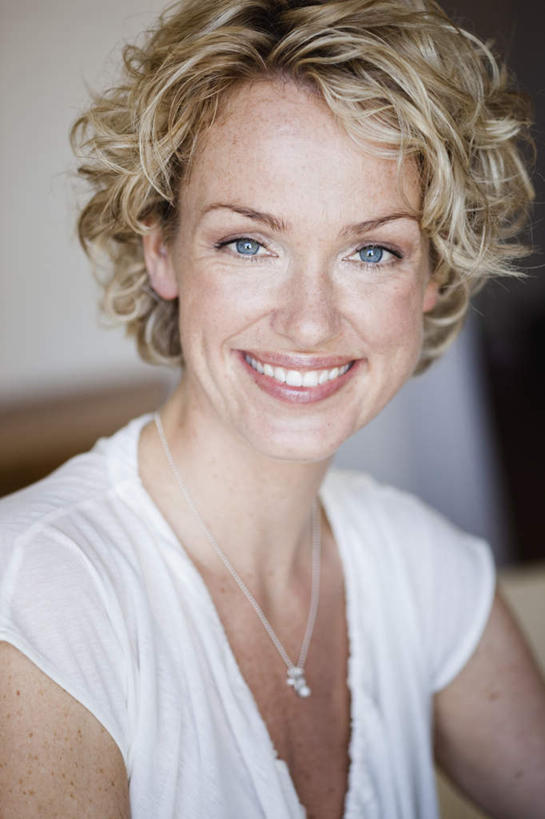 西方人,脸,头,脸颊,一个人,坐,笑,微笑,露齿笑,竖图,室内,特写,白天,正面,T恤衫,项链,椅子,欧洲,欧洲人,仅一个女性,仅一个人,服装,墙,T恤,注视,休闲装,墙壁,墙面,装饰品,衣服,白色,饰品,首饰,观察,看,仅一个中年女性,休闲,休闲服,金色,服饰,观看,察看,关注,女人,女性,中年女性,白种人,头部,卷发,脸部,脸蛋,面部,坐着,半身,彩图,短发