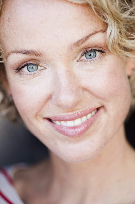 西方人,脸,头,脸颊,一个人,坐,笑,微笑,露齿笑,竖图,室内,特写,白天,正面,T恤衫,欧洲,欧洲人,仅一个女性,仅一个人,服装,T恤,注视,休闲装,衣服,白色,观察,看,仅一个中年女性,休闲,休闲服,金色,服饰,观看,察看,关注,女人,女性,中年女性,白种人,头部,卷发,脸部,脸蛋,面部,坐着,半身,彩图,短发