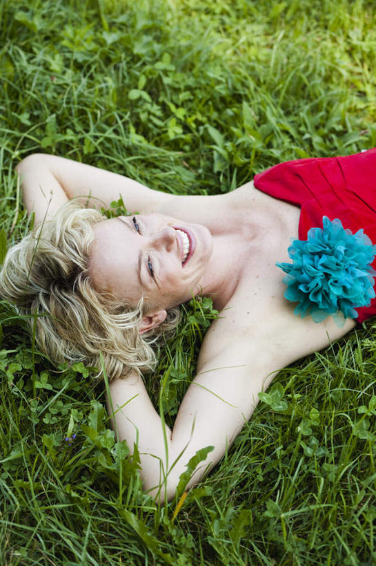 西方人,一个人,躺,笑,微笑,露齿笑,竖图,俯视,室外,白天,裙子,草地,草坪,植物,道路,路,欧洲,欧洲人,仅一个女性,仅一个人,阴影,连衣裙,装饰,盛开,光线,影子,小路,交通,花蕾,注视,草,花,花瓣,花朵,鲜花,树,树木,一朵,红色,蓝色,绿色,阳光,自然,抹胸,花苞,花蕊,观察,看,仅一个中年女性,金色,生长,成长,观看,华丽,修饰,点缀,察看,双手抱头,关注,衬托,美观,雅致,雅观,抹胸裙,卧着,女人,女性,中年女性,白种人,卷发,躺着,卧,半身,彩图,高角度拍摄,短发