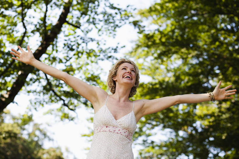 西方人,一个人,站,伸展双臂,笑,微笑,露齿笑,横图,室外,白天,仰视,裙子,草地,草坪,植物,道路,路,欧洲,欧洲人,仅一个女性,仅一个人,阴影,连衣裙,光线,影子,小路,交通,注视,草,树,树木,绿色,白色,阳光,自然,观察,看,站着,仅一个中年女性,金色,生长,成长,观看,吊带裙,察看,关注,女人,女性,中年女性,白种人,卷发,敞开双臂,伸开双臂,展开双肩,站立,张开手臂,张开双臂,半身,彩图,低角度拍摄,短发