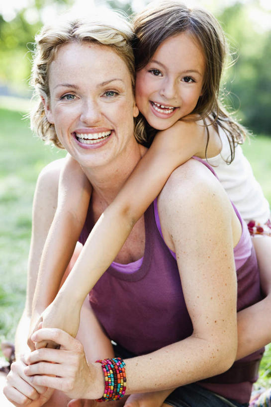 西方人,儿童,中年人,背,两个人,家庭,母亲,女儿,坐,抱,笑,微笑,露齿笑,竖图,室外,白天,正面,纯洁,草地,草坪,植物,欧洲,欧洲人,阴影,服装,朦胧,模糊,光线,背心,影子,注视,装饰品,草,树,树木,小孩,衣服,绿色,紫色,白色,天空,阳光,自然,饰品,手链,首饰,天,背着,观察,看,温暖,温馨,母女,一家人,可爱,母爱,童年,童趣,服饰,手镯,生长,成长,抱着,观看,和睦,察看,搂着,衣着,穿着,关注,镯子,童真,烂漫,无邪,背负,衣饰,天真,女孩,女人,女性,中年女性,白种人,孩子,搂,坐着,半身,彩图,融洽,女生