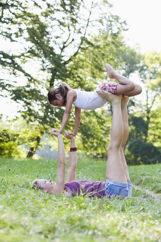 西方人,儿童,中年人,两个人,家庭,母亲,女儿,躺,举,笑,微笑,露齿笑,竖图,室外,白天,侧面,游戏,纯洁,草地,草坪,植物,吊带,欧洲,欧洲人,阴影,服装,光线,影子,玩,注视,吊带衫,娱乐,草,树,树木,小孩,衣服,绿色,紫色,白色,天空,阳光,自然,天,观察,看,托,休闲,温暖,温馨,母女,一家人,可爱,母爱,童年,童趣,服饰,生长,成长,观看,活动,和睦,察看,衣着,穿着,发泄,关注,消遣,智力,童真,烂漫,无邪,宣泄,衣饰,卧着,天真,女孩,女人,女性,中年女性,白种人,孩子,举起,举手,举着,躺着,玩耍,卧,嬉戏,向上举,向上伸,向上托,彩图,全身,融洽,女生