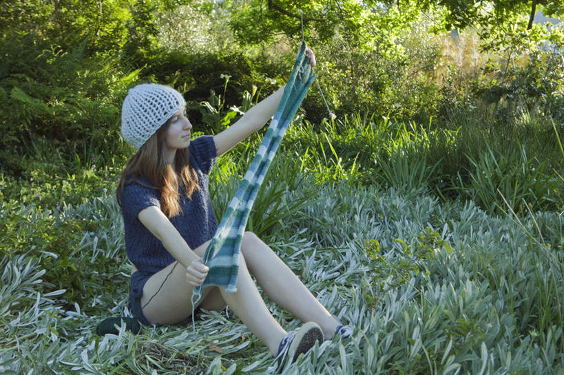 西方人,一个人,坐,举,横图,室外,白天,正面,T恤衫,草地,草坪,花海,花圃,植物,帽子,叶子,欧洲,欧洲人,仅一个年轻女性,仅一个女性,仅一个人,许多,握,阴影,条纹,服装,装饰,盛开,光线,影子,拿,T恤,花蕾,拿着,注视,休闲装,草,花,花瓣,花朵,花卉,鲜花,树,树木,衣服,绿色,阳光,自然,围巾,花丛,花束,花田,花苞,花蕊,观察,看,托,休闲,温暖,休闲服,握着,服饰,生长,成长,围脖,观看,保暖,华丽,点缀,察看,御寒,关注,衬托,美观,雅致,雅观,编织帽,年轻女性,女人,女性,白种人,屈膝,举起,举手,举着,向上举,向上伸,向上托,坐着,彩图,全身