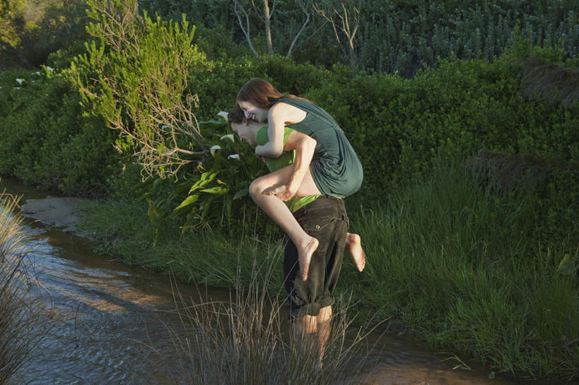 西方人,背,两个人,走,抱,横图,室外,白天,侧面,裙子,T恤衫,爱情,草地,草坪,河流,水,植物,欧洲,欧洲人,阴影,连衣裙,服装,光线,影子,河水,水流,浪漫,T恤,休闲装,光脚,草,树,树木,衣服,绿色,倒影,阳光,自然,背着,休闲,温暖,温馨,赤脚,休闲服,恩爱,恋人,服饰,生长,成长,抱着,和睦,倒映,搂着,背负,反照,男人,男性,年轻男性,年轻女性,女人,女性,白种人,情侣,步行,搂,散步,走路,彩图,全身,伴侣,融洽