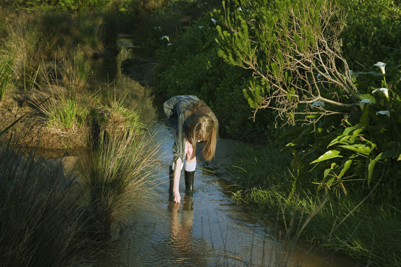 西方人,一个人,站,横图,室外,白天,正面,旅游,探险,草地,草坪,河流,水,植物,鞋子,欧洲,欧洲人,仅一个年轻女性,仅一个女性,仅一个人,弯腰,阴影,服装,光线,影子,雨鞋,雨靴,河水,水流,注视,休闲装,靴子,刺激,草,树,树木,衣服,绿色,倒影,阳光,自然,观察,看,站着,享受,休闲,休闲服,服饰,生长,成长,观看,察看,倒映,关注,胶鞋,惊险,户外运动,考察,弯身,反照,冒险,年轻女性,女人,女性,白种人,站立,彩图,全身