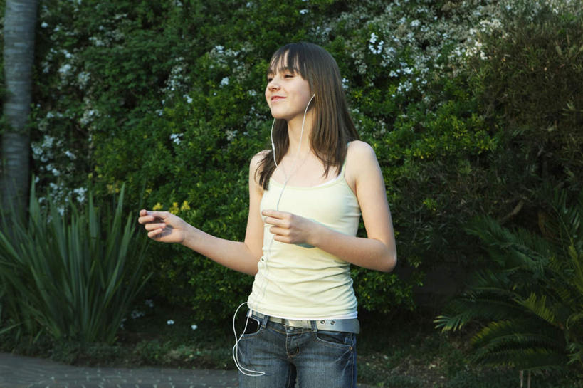 西方人,儿童,一个人,站,闭眼,笑,微笑,横图,室外,白天,正面,陶醉,快乐,纯洁,草地,草坪,植物,道路,路,吊带,欧洲,欧洲人,仅一个女性,仅一个人,握,服装,裤子,小路,棕色,交通,音乐,拿,音乐播放器,拿着,吊带衫,牛仔裤,草,树,树木,小孩,衣服,黄色,绿色,自然,随身听,站着,仅一个小孩,享受,可爱,童年,童趣,握着,服饰,生长,成长,衣着,穿着,MP3播放器,童真,烂漫,无邪,衣饰,天真,女孩,女人,女性,白种人,孩子,长发,直发,闭眼睛,闭着眼,闭着眼睛,站立,半身,彩图,播放器,女生,沉醉