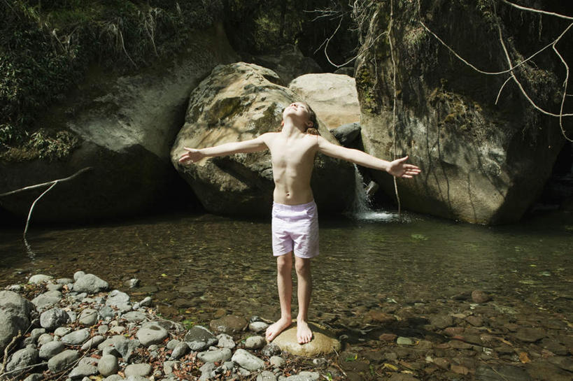 西方人,儿童,一个人,站,伸展双臂,横图,室外,白天,正面,纯洁,河流,石头,水,植物,欧洲,欧洲人,仅一个男性,仅一个人,许多,泳裤,石子,河水,水流,注视,光脚,树,树木,小孩,绿色,白色,小溪,自然,溪水,看,站着,仅一个小孩,赤脚,可爱,童年,童趣,生长,成长,关注,童真,烂漫,无邪,天真,男孩,男人,男性,白种人,孩子,石块,敞开双臂,伸开双臂,抬头,仰头,展开双肩,站立,张开手臂,张开双臂,彩图,全身,男生