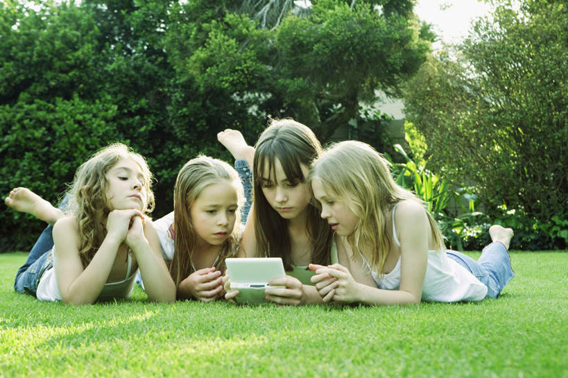 西方人,儿童,四个人,伙伴,朋友,横图,室外,白天,正面,游戏,友谊,纯洁,草地,草坪,植物,吊带,欧洲,欧洲人,一排,撑,握,阴影,服装,裤子,整齐,光线,影子,拿,玩,拿着,托腮,注视,吊带衫,牛仔裤,光脚,娱乐,草,树,树木,排列,小孩,衣服,绿色,白色,阳光,自然,观察,看,趴着,托,休闲,赤脚,可爱,童年,童趣,握着,服饰,游戏机,生长,成长,观看,活动,察看,衣着,穿着,队列,发泄,关注,消遣,智力,托下巴,童真,烂漫,无邪,宣泄,衣饰,天真,友情,女孩,女人,女性,白种人,趴,玩耍,嬉戏,彩图,全身,眩光,女生