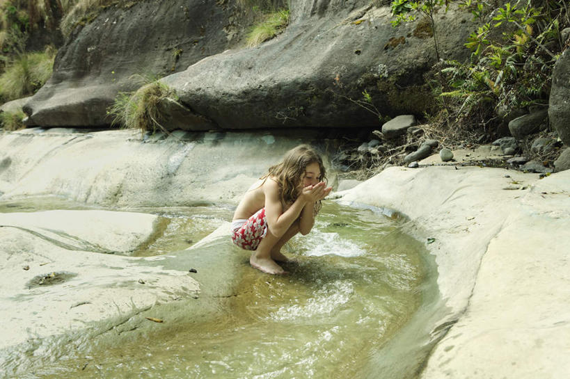 西方人,儿童,一个人,蹲,捧,横图,室外,白天,正面,纯洁,河流,石头,山,水,欧洲,欧洲人,仅一个女性,仅一个人,喝,阴影,花纹,短裤,光线,石子,图案,影子,河水,山峰,水流,棕色,山峦,注视,小孩,小溪,阳光,溪水,观察,看,仅一个小孩,可爱,童年,童趣,观看,察看,关注,童真,烂漫,无邪,天真,女孩,女人,女性,白种人,孩子,长发,卷发,石块,岩石,端,端着,蹲着,捧着,手捧,彩图,全身,女生