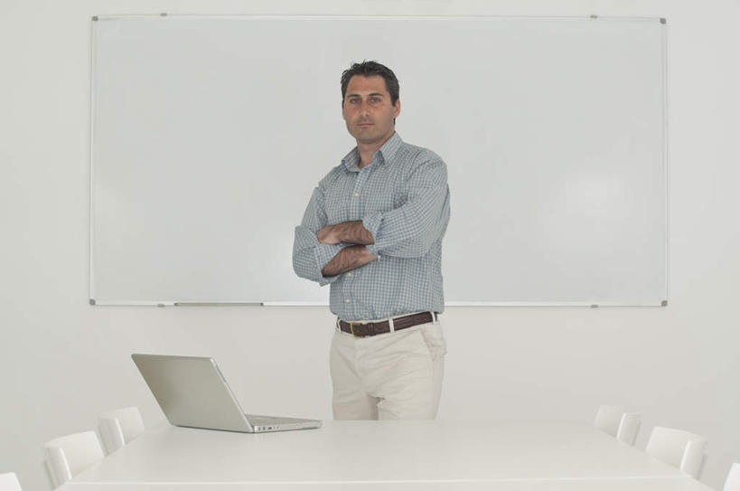 西方人,一个人,商务人士,商务男性,办公室,会议室,站,双手交叉,横图,室内,白天,正面,衬衫,电脑,笔记本电脑,桌面,桌子,椅子,欧洲,欧洲人,仅一个男性,仅一个人,仅一个中年男性,套装,网络,办公桌,木椅,墙,注视,通讯设备,墙壁,墙面,白板,观察,看,站着,观看,察看,无线,双手抱胸,关注,通信设备,商务装,无线网络,记录板,无线上网,便携式电脑,工薪阶层,记事板,手提电脑,男人,男性,中年男性,白种人,白领,上班族,站立,半身,彩图,衬衣