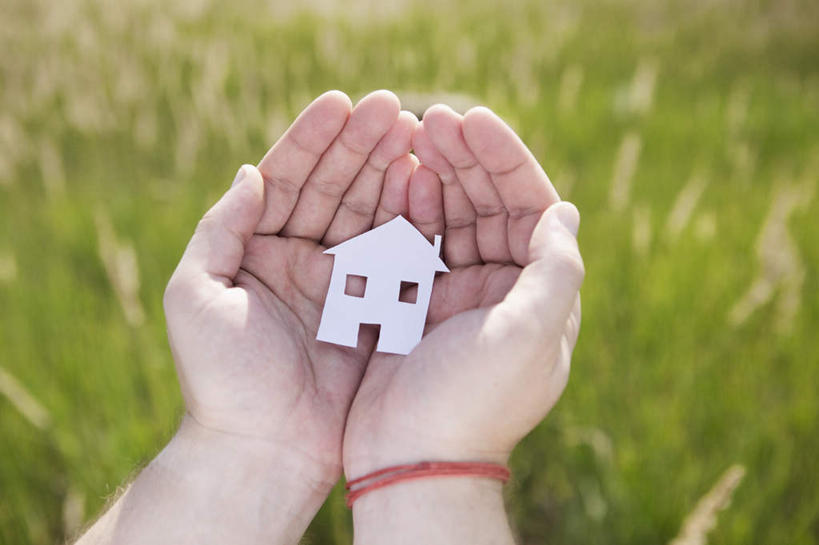 西方人,手,一个人,家,站,捧,横图,俯视,室外,特写,白天,草地,草坪,植物,欧洲,欧洲人,双手,仅一个男性,仅一个人,仅一个中年男性,阴影,朦胧,模糊,艺术,光线,影子,纸艺,手工艺品,房屋,屋子,文化,楼房,住宅,装饰品,草,一个,绿色,白色,阳光,饰品,手链,首饰,纸制品,工艺品,剪纸,站着,手部,手镯,单个,高雅,镯子,自信心,品位,剪画,刻纸,男人,男性,中年男性,白种人,端,端着,捧着,手捧,站立,半身,彩图,高角度拍摄,房子