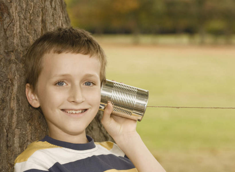 西方人,儿童,一个人,站,笑,微笑,露齿笑,横图,室外,白天,正面,纯洁,草地,草坪,植物,金属制品,欧洲,欧洲人,仅一个男性,仅一个人,握,条纹,服装,朦胧,模糊,金属,拿,拿着,注视,休闲装,喇叭,草,树,树干,树木,小孩,衣服,绿色,自然,话筒,观察,看,靠,靠着,站着,仅一个小孩,休闲,休闲服,可爱,童年,童趣,握着,服饰,生长,成长,观看,察看,关注,传声筒,童真,烂漫,无邪,天真,男孩,男人,男性,白种人,孩子,站立,半身,彩图,男生