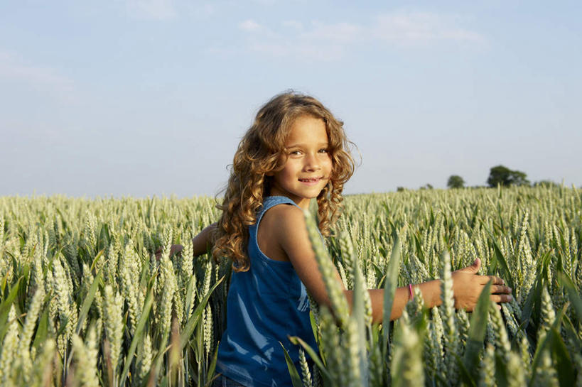 西方人,儿童,一个人,农田,站,笑,摸,微笑,横图,室外,白天,侧面,纯洁,庄稼,农作物,欧洲,欧洲人,仅一个女性,仅一个人,抚摸,阴影,服装,光线,背心,影子,云,云朵,棕色,麦田,云彩,扭头,注视,小孩,衣服,蓝色,白云,蓝天,天空,阳光,天,观察,看,站着,转头,仅一个小孩,可爱,童年,童趣,服饰,晴朗,观看,察看,衣着,穿着,关注,童真,烂漫,无邪,衣饰,天真,女孩,女人,女性,白种人,孩子,长发,卷发,晴空,触摸,接触,站立,半身,彩图,耕地,庄稼田,女生